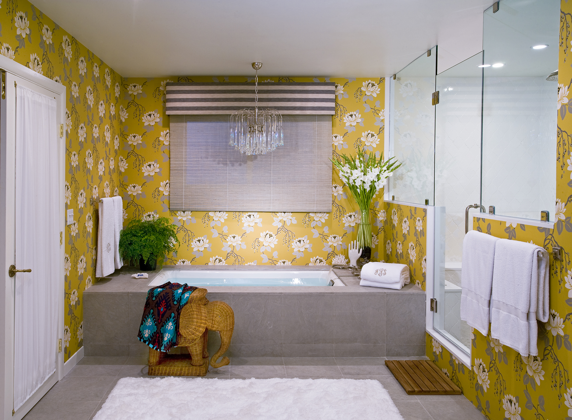 Желтый пол в ванной